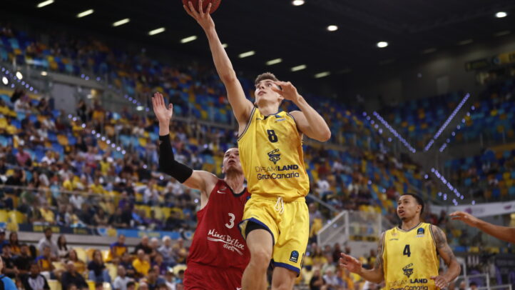 Jugador del Club Baloncesto Gran Canaria lanzando a canasta durante un partido.