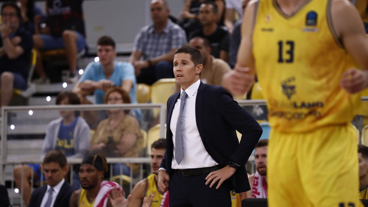 Jaka Lakovic, entrenador del equipo, observa el juego desde la línea de banda.