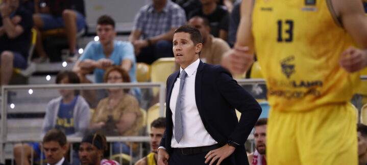 Jaka Lakovic, entrenador del equipo, observa el juego desde la línea de banda.