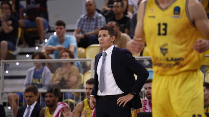 Jaka Lakovic, entrenador del equipo, observa el juego desde la línea de banda.