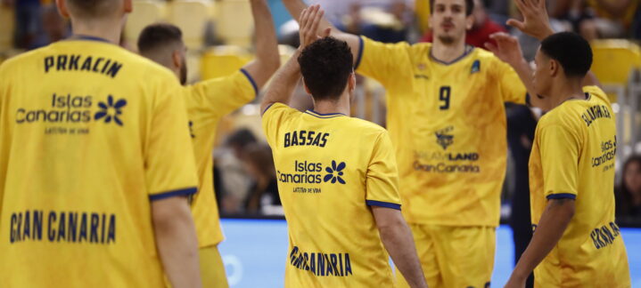 Jugadores del Dreamland Gran Canaria chocan las manos antes del partido.