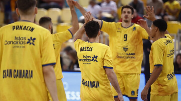 Jugadores del Dreamland Gran Canaria chocan las manos antes del partido.