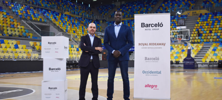 Dos representantes de Barceló Hotel Group posan en una cancha de baloncesto.