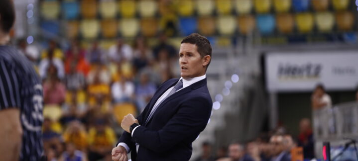 intensidad y esfuerzo lo han hecho posible""",Entrenador Jaka Lakovic dirigiendo al equipo durante un partido en su banquillo.