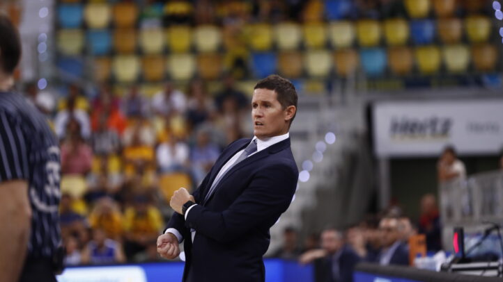 intensidad y esfuerzo lo han hecho posible""",Entrenador Jaka Lakovic dirigiendo al equipo durante un partido en su banquillo.