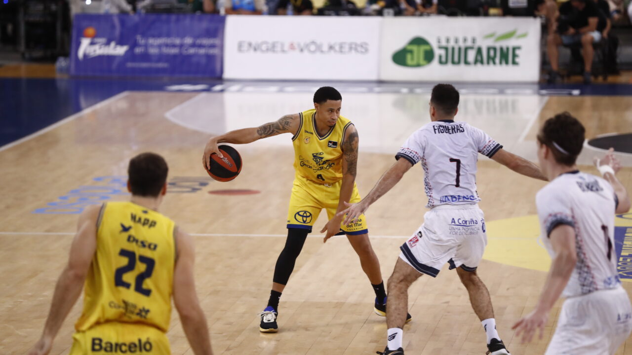Jugadores en acción en el Gran Canaria Arena durante un partido de baloncesto.
