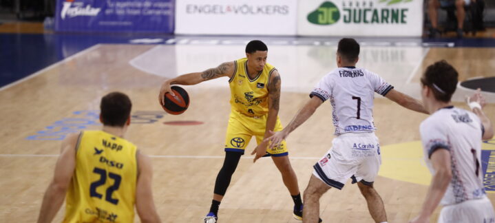 Jugadores en acción en el Gran Canaria Arena durante un partido de baloncesto.