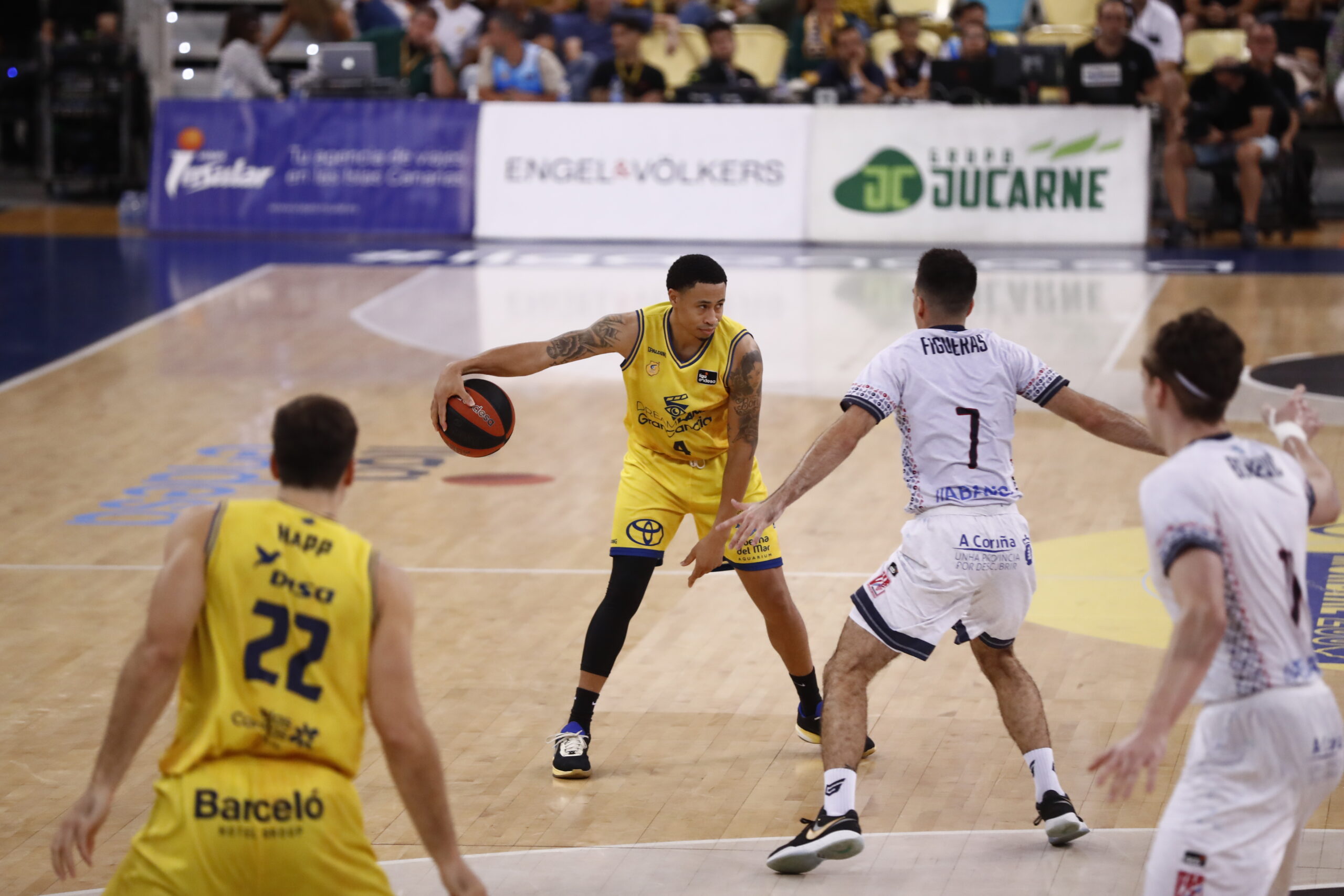 Jugadores en acción en el Gran Canaria Arena durante un partido de baloncesto.