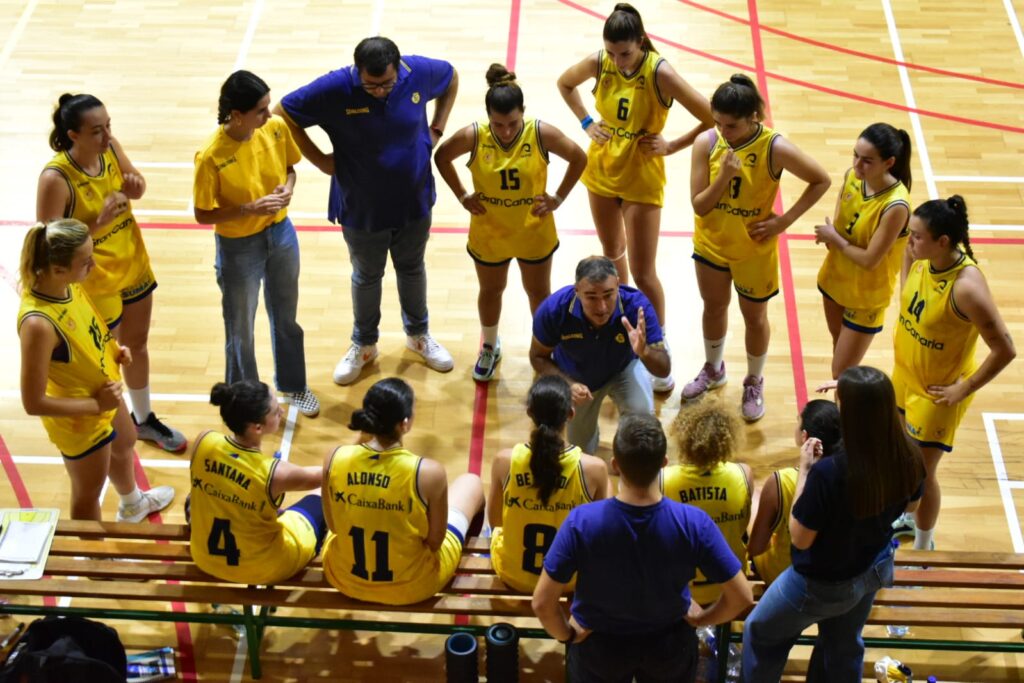 Entrenador da instrucciones a jugadoras del Gran Canaria femenino en un momento crucial.