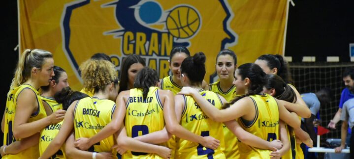 Jugadoras del CB Gran Canaria en un momento de motivación y unión antes de un partido.