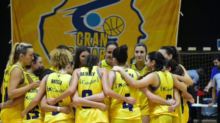Jugadoras del CB Gran Canaria en un momento de motivación y unión antes de un partido.