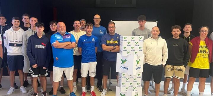 Grupo de jóvenes y entrenadores en un evento de formación deportiva.