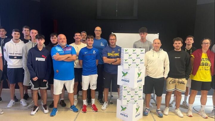 Grupo de jóvenes y entrenadores en un evento de formación deportiva.