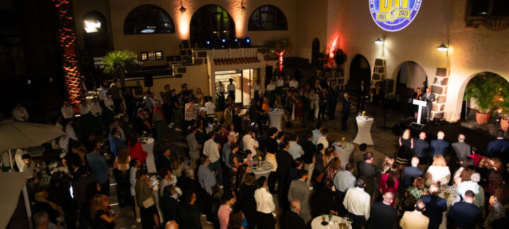 Celebración del 60 aniversario del Club Baloncesto Gran Canaria en un evento concurrido.