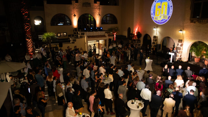 Celebración del 60 aniversario del Club Baloncesto Gran Canaria en un evento concurrido.