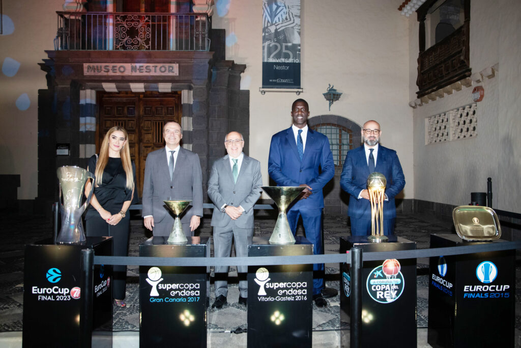 Celebración del 60 aniversario del Club Baloncesto Gran Canaria con trofeos en exhibición.