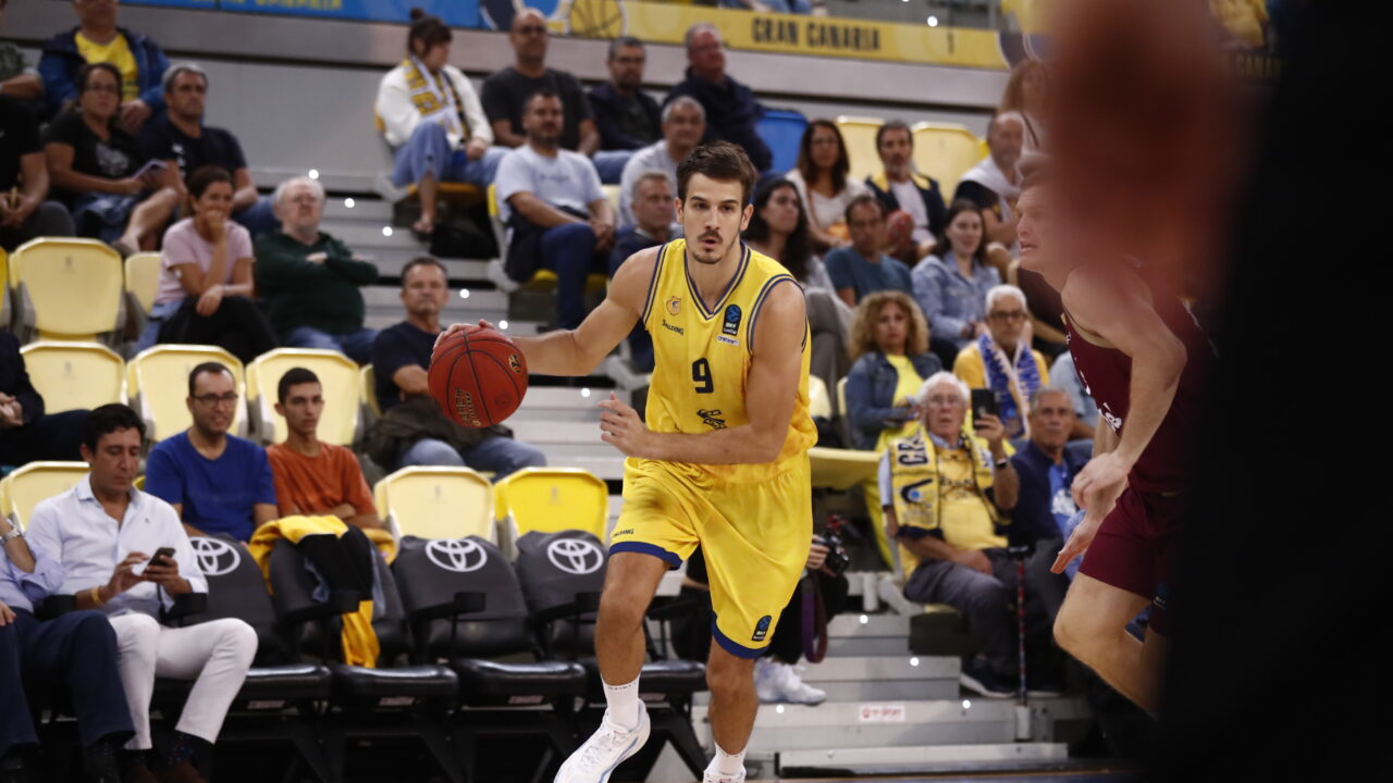 Jugador del Dreamland Gran Canaria avanzando con el balón en un partido de baloncesto.