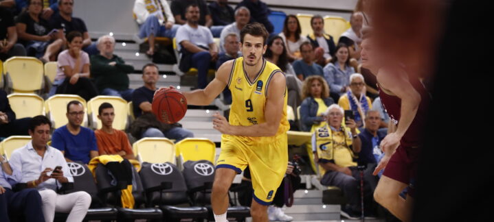Jugador del Dreamland Gran Canaria avanzando con el balón en un partido de baloncesto.
