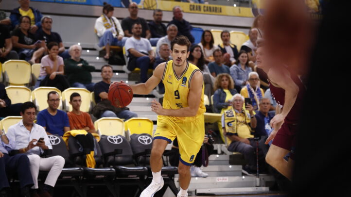 Jugador del Dreamland Gran Canaria avanzando con el balón en un partido de baloncesto.