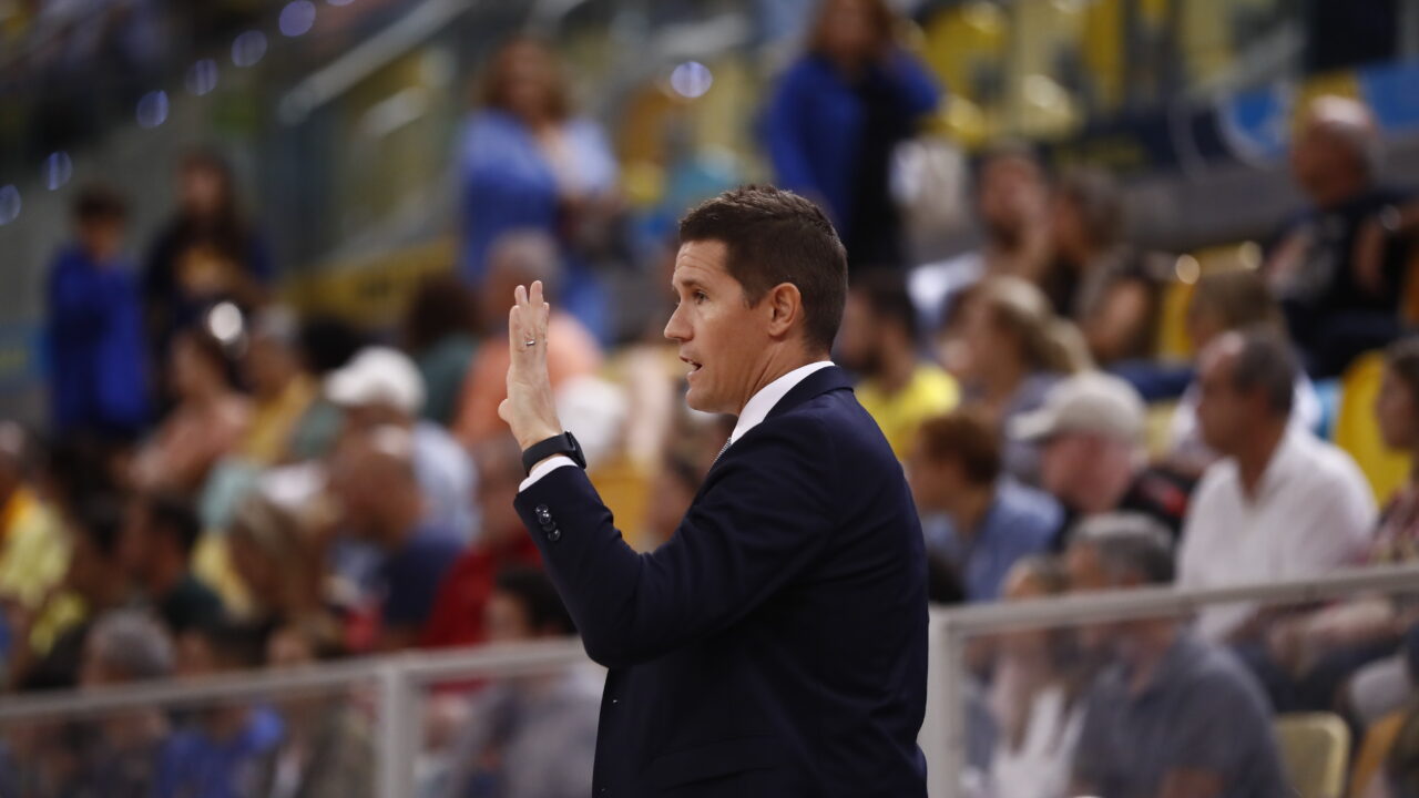 Entrenador del Gran Canaria dirigiendo a su equipo durante un partido.
