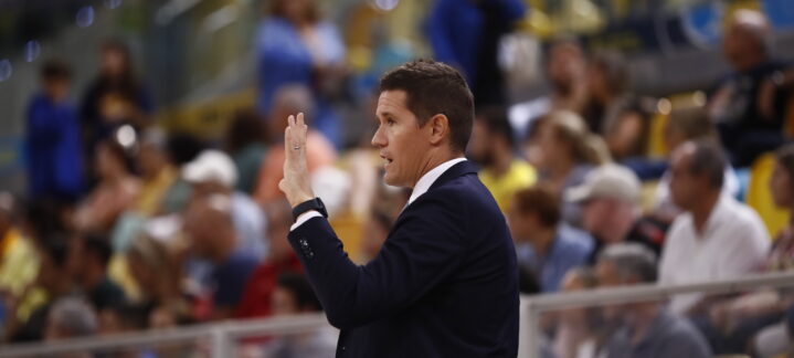 Entrenador del Gran Canaria dirigiendo a su equipo durante un partido.