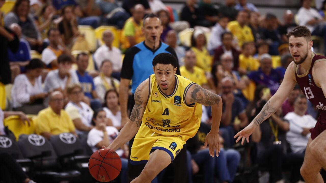 Jugador del Dreamland Gran Canaria avanza con el balón durante un partido de Eurocup.