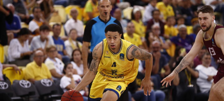 Jugador del Dreamland Gran Canaria avanza con el balón durante un partido de Eurocup.