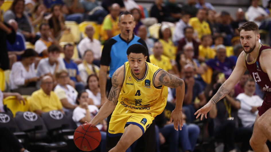 Jugador del Dreamland Gran Canaria avanza con el balón durante un partido de Eurocup.