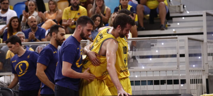 Jugador del Club Baloncesto Gran Canaria es asistido tras sufrir una lesión.