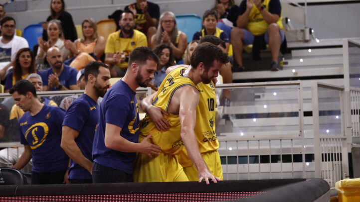 Jugador del Club Baloncesto Gran Canaria es asistido tras sufrir una lesión.
