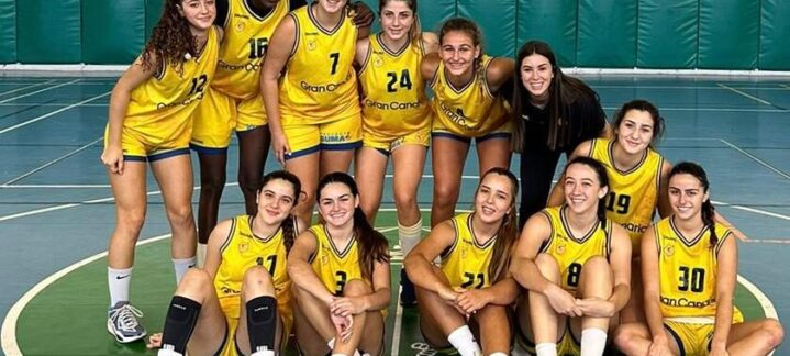 Jugadoras del equipo de cantera del Club Baloncesto Gran Canaria posan sonrientes.