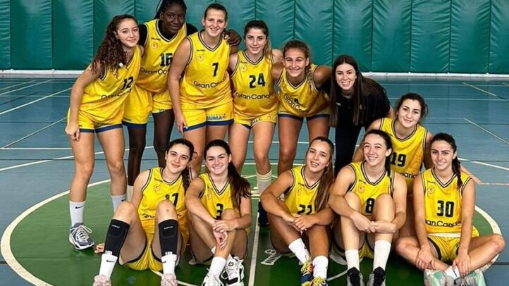 Jugadoras del equipo de cantera del Club Baloncesto Gran Canaria posan sonrientes.