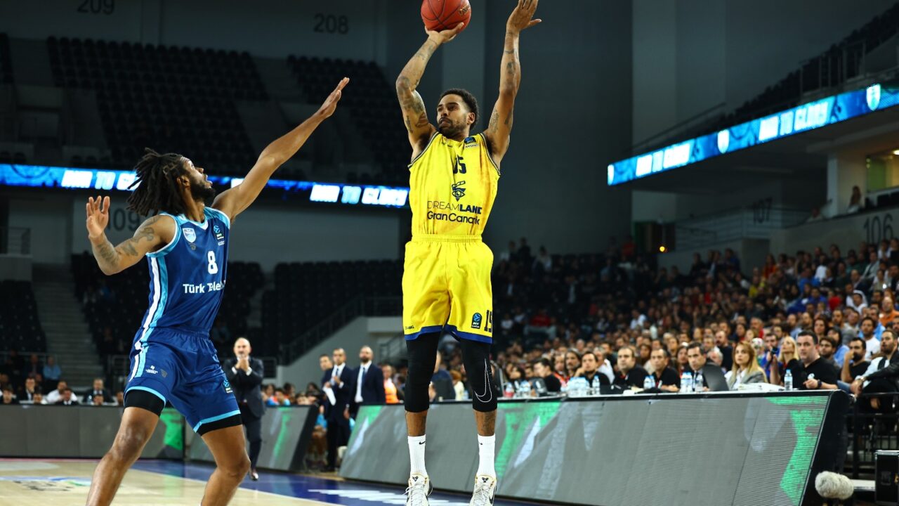 Jugador del Dreamland Gran Canaria lanza a canasta mientras es defendido por un rival.