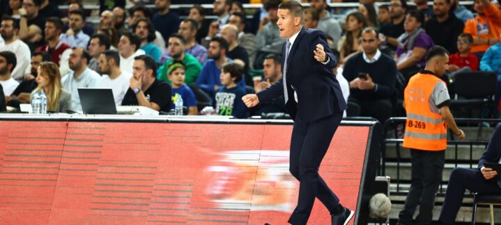 Entrenador Jaka Lakovic dirigiendo al equipo durante un partido, con gran concentración.