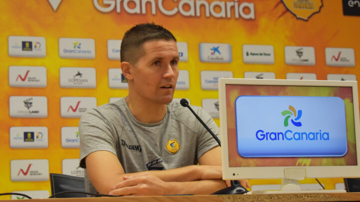 Jaka Lakovic en rueda de prensa, comentando sobre el Covirán Granada.