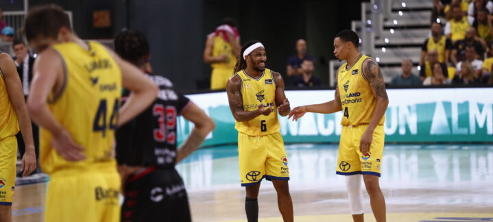 Jugadores del Dreamland Gran Canaria celebran en la cancha tras una jugada exitosa.