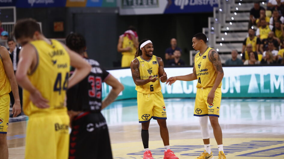 Jugadores del Dreamland Gran Canaria celebran en la cancha tras una jugada exitosa.