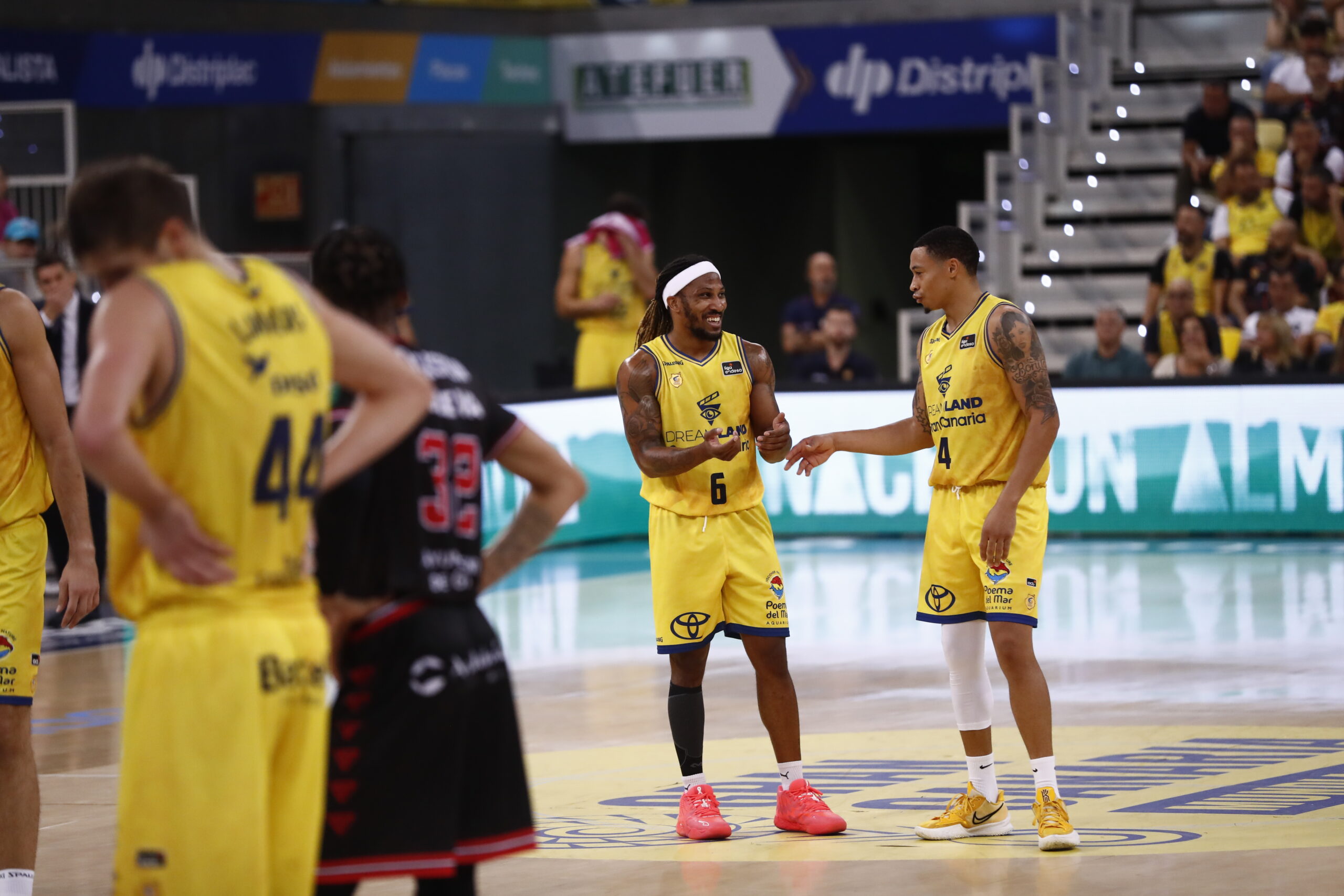 Jugadores del Dreamland Gran Canaria celebran en la cancha tras una jugada exitosa.