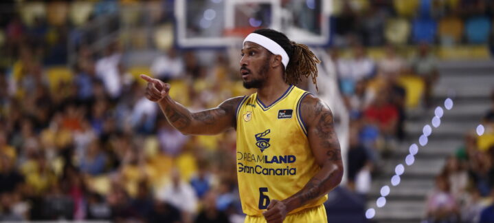 Jugador del Club Baloncesto Gran Canaria señalando durante un partido de la Liga Endesa.