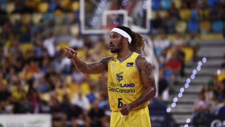 Jugador del Club Baloncesto Gran Canaria señalando durante un partido de la Liga Endesa.