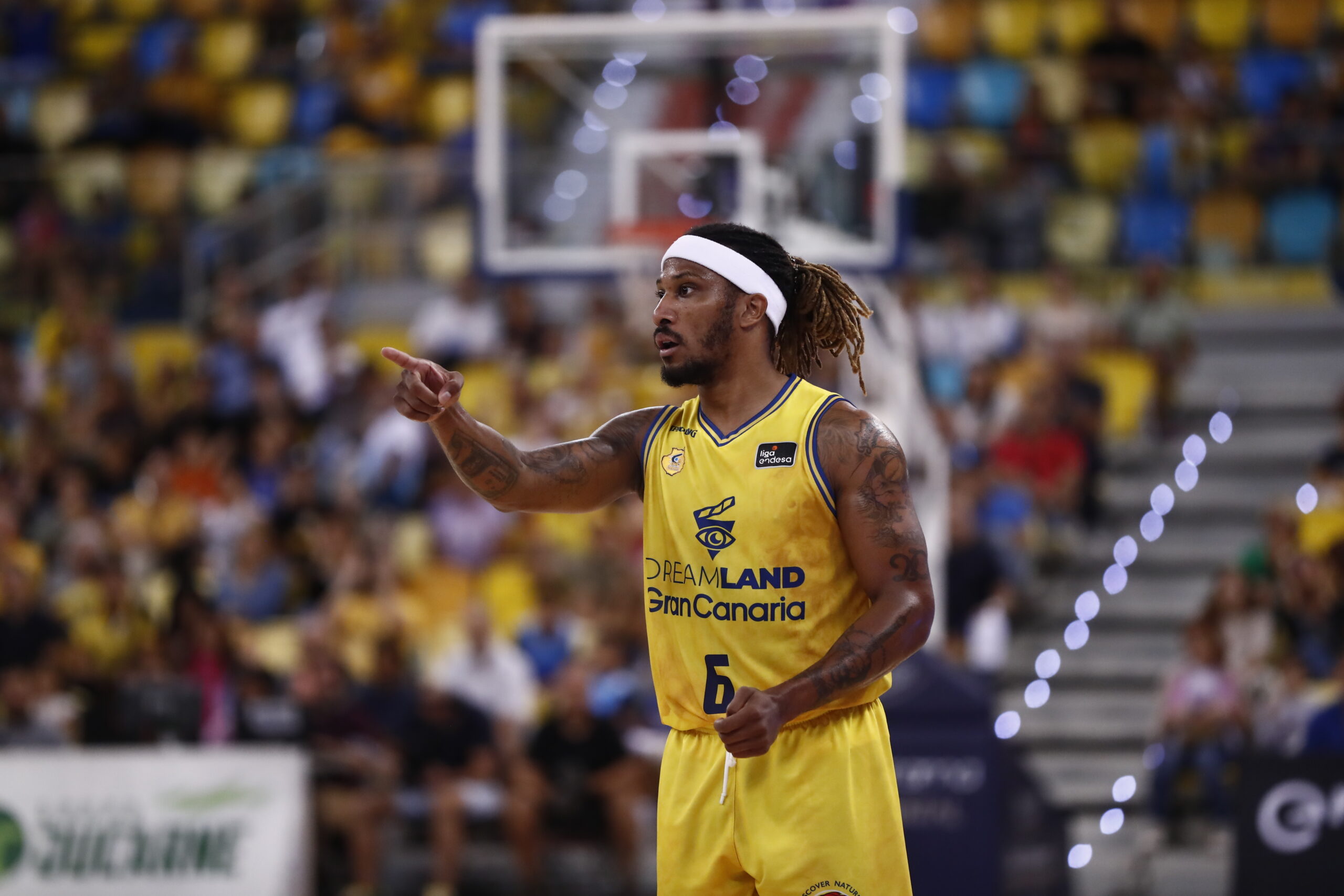 Jugador del Club Baloncesto Gran Canaria señalando durante un partido de la Liga Endesa.