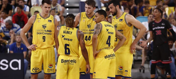 Jugadores del Gran Canaria en un tiempo muerto, discutiendo estrategias durante el derbi.