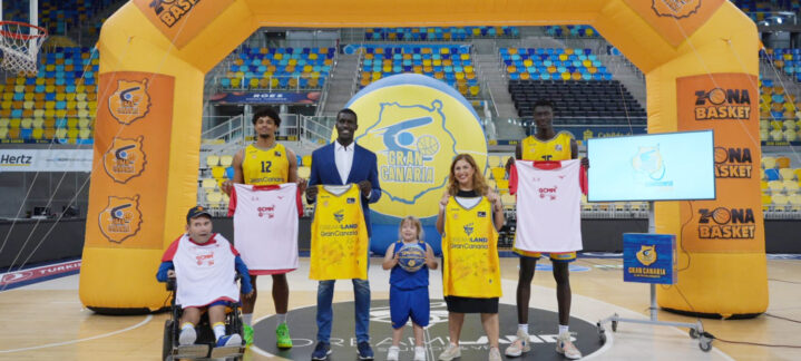 Presentación de la 3K Gran Canaria Accesible con jugadores y niños, en un evento del CB Gran Canaria.