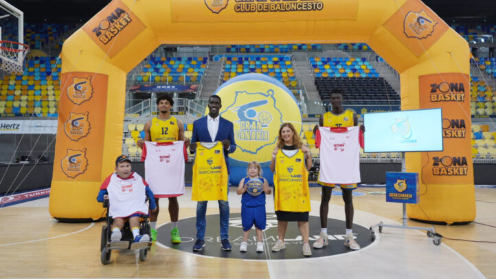 Presentación de la 3K Gran Canaria Accesible con jugadores y niños, en un evento del CB Gran Canaria.