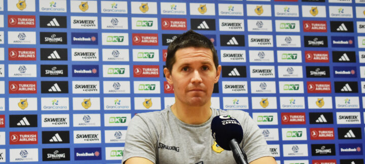 Jaka Lakovic durante una rueda de prensa sobre el equipo de baloncesto Gran Canaria.