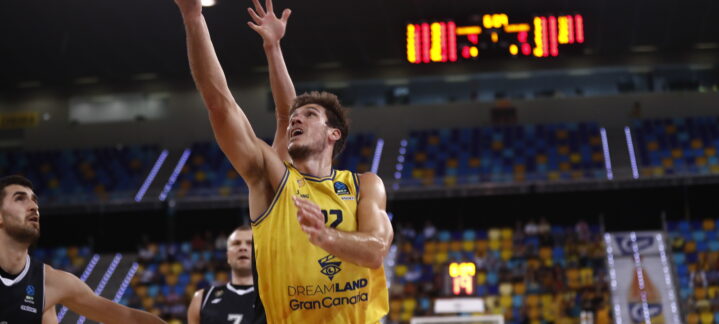 Jugador del Dreamland Gran Canaria lanza a canasta durante el partido contra Slask Wroclaw.