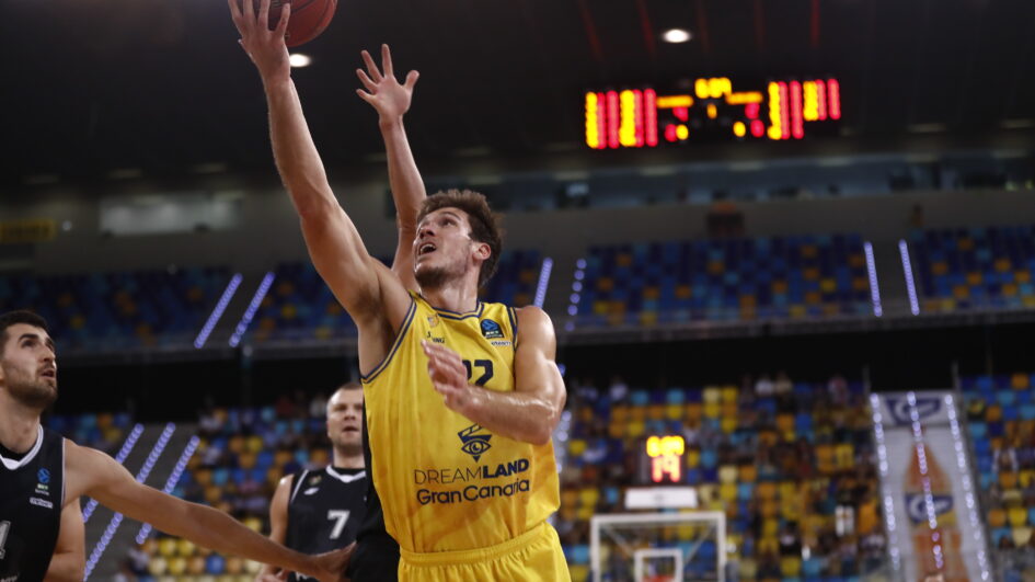 Jugador del Dreamland Gran Canaria lanza a canasta durante el partido contra Slask Wroclaw.