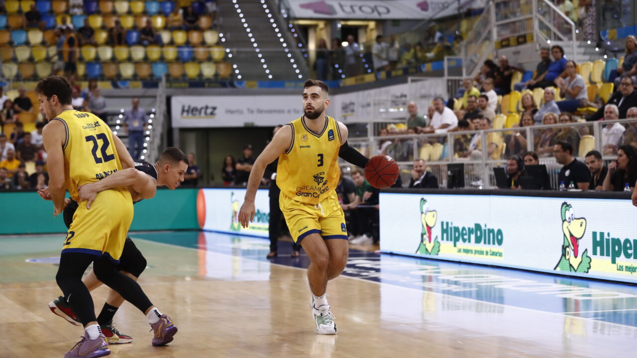 Jugador del Club Baloncesto Gran Canaria preparando un dribbling durante un partido.
