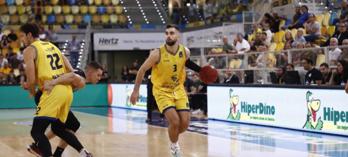 Jugador del Club Baloncesto Gran Canaria preparando un dribbling durante un partido.