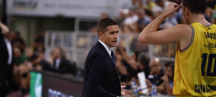 Jaka Lakovic dirigiendo a un jugador durante un partido de baloncesto.